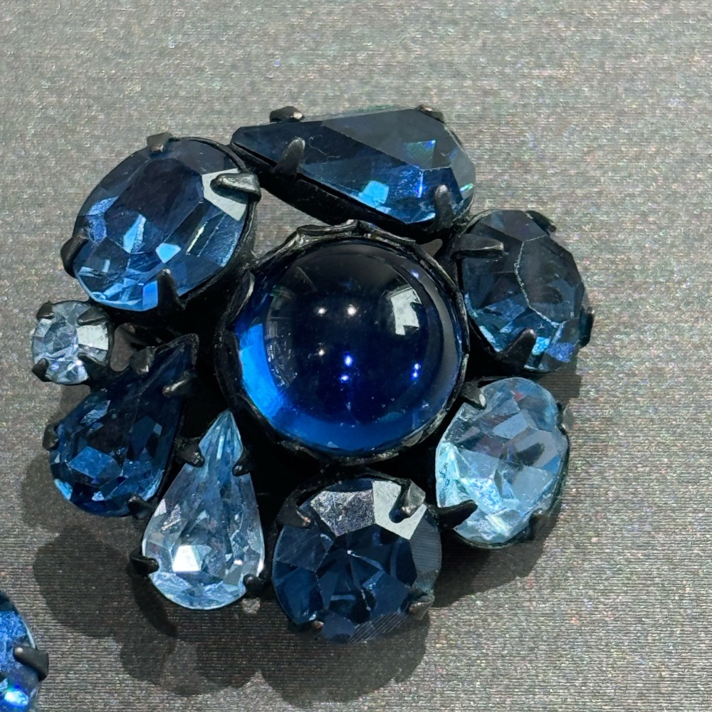 Regency Vintage Blue Rhinestone Japanned Clip Earrings. - Picture 3 of 7